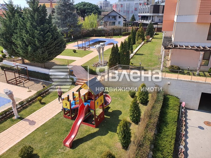 Отлично озеленен двор