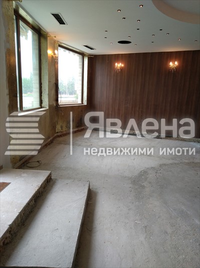 осветена търговска площ
