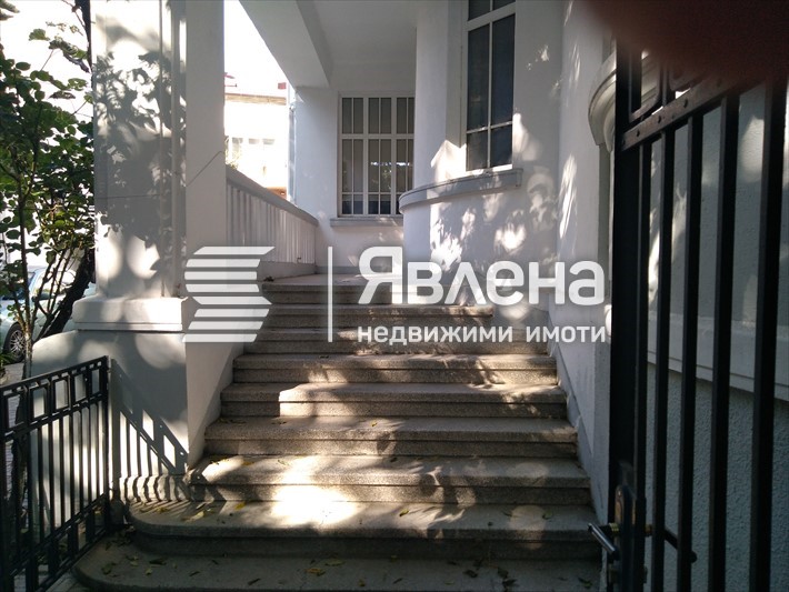 вход