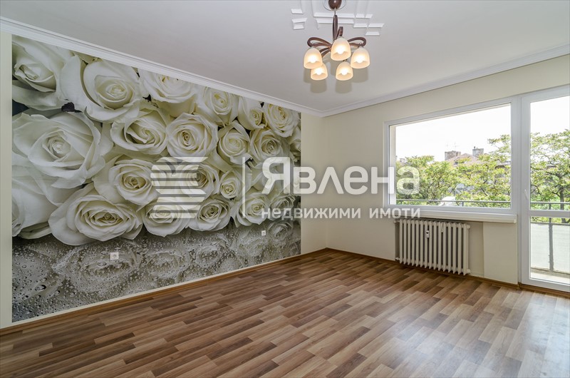 тристаен апартамент хол