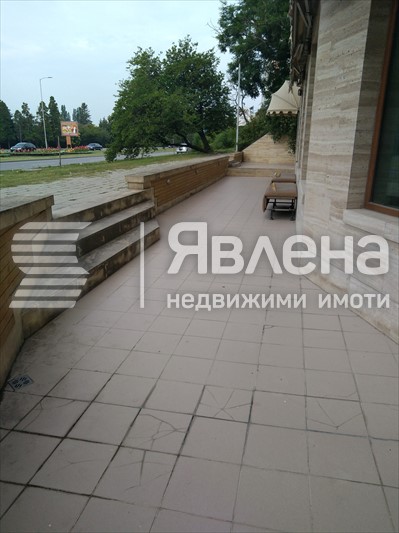 площ пред помещението