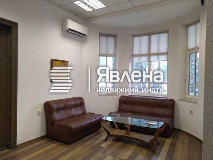 светъл вестибюл