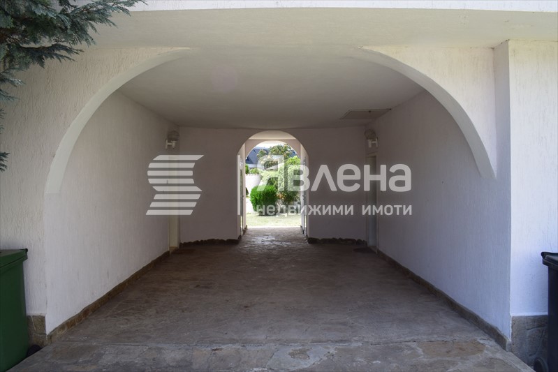 Вход, паркоместа