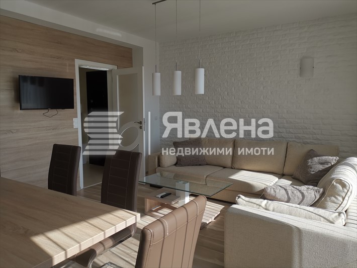 Тристаен във Възраждане