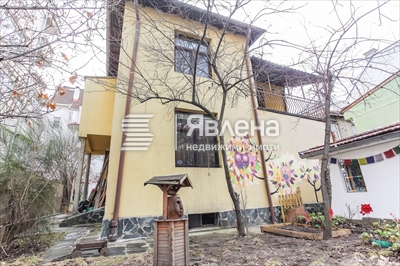 Къща с двор желан район 1